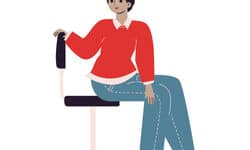 Je ziet hier een vrouw bureaustoelyoga doen, ze maakt een twist op haar bureaustoel