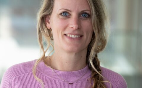 Dit is Moniek Wagenmans, de founder van yoga op werk